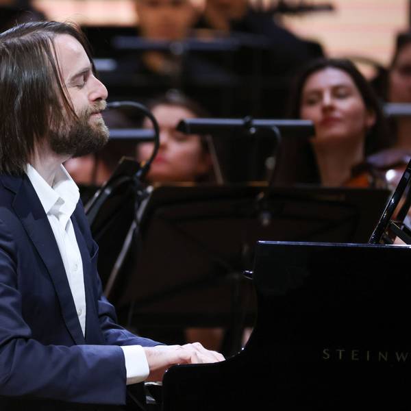 Der russische Pianist Trifonov spielt auf einem Konzert gemeinsam mit einem Orchester