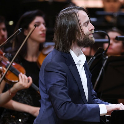 Der russische Pianist Trifonov spielt auf einem Konzert gemeinsam mit einem Orchester