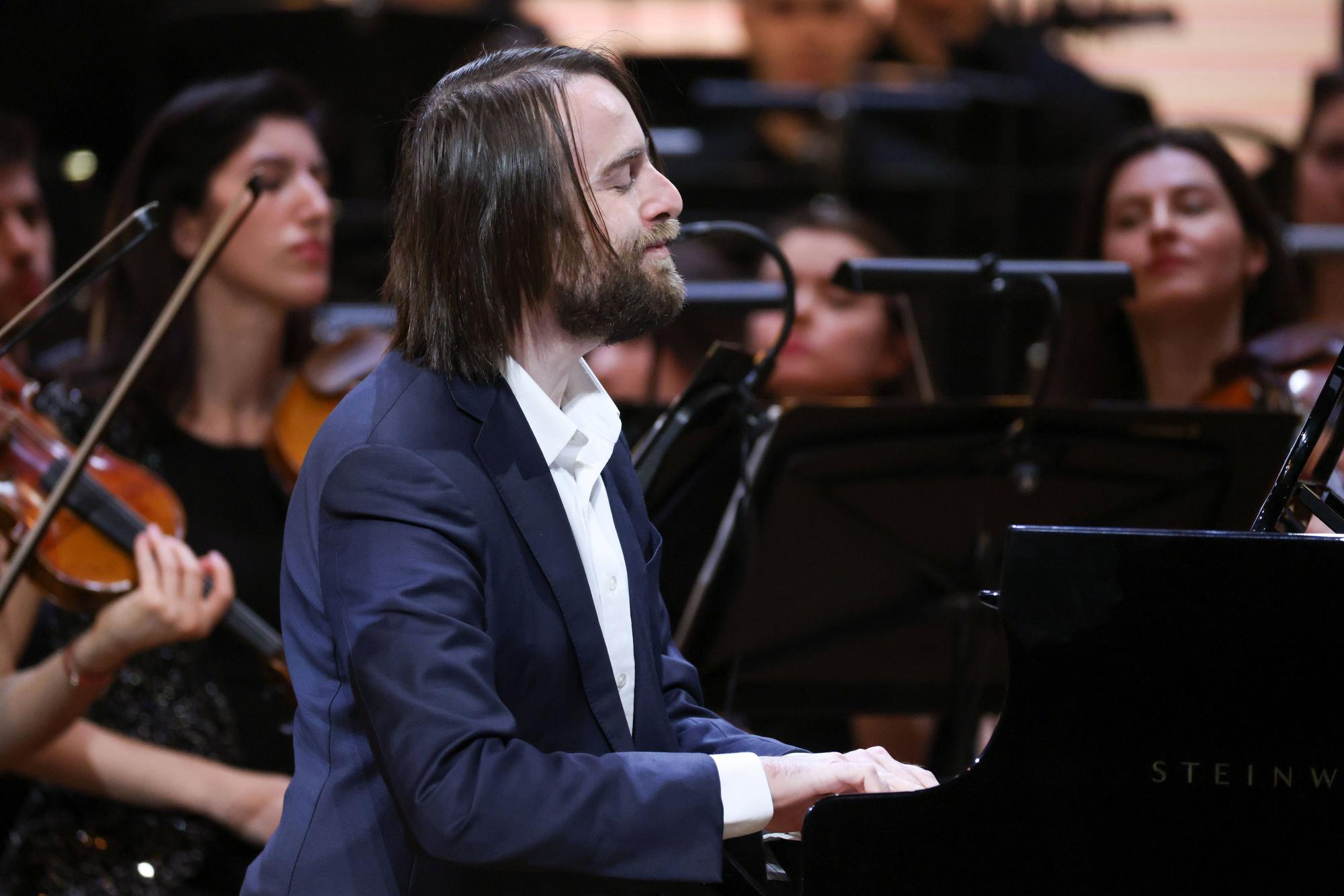 Der russische Pianist Trifonov spielt auf einem Konzert gemeinsam mit einem Orchester