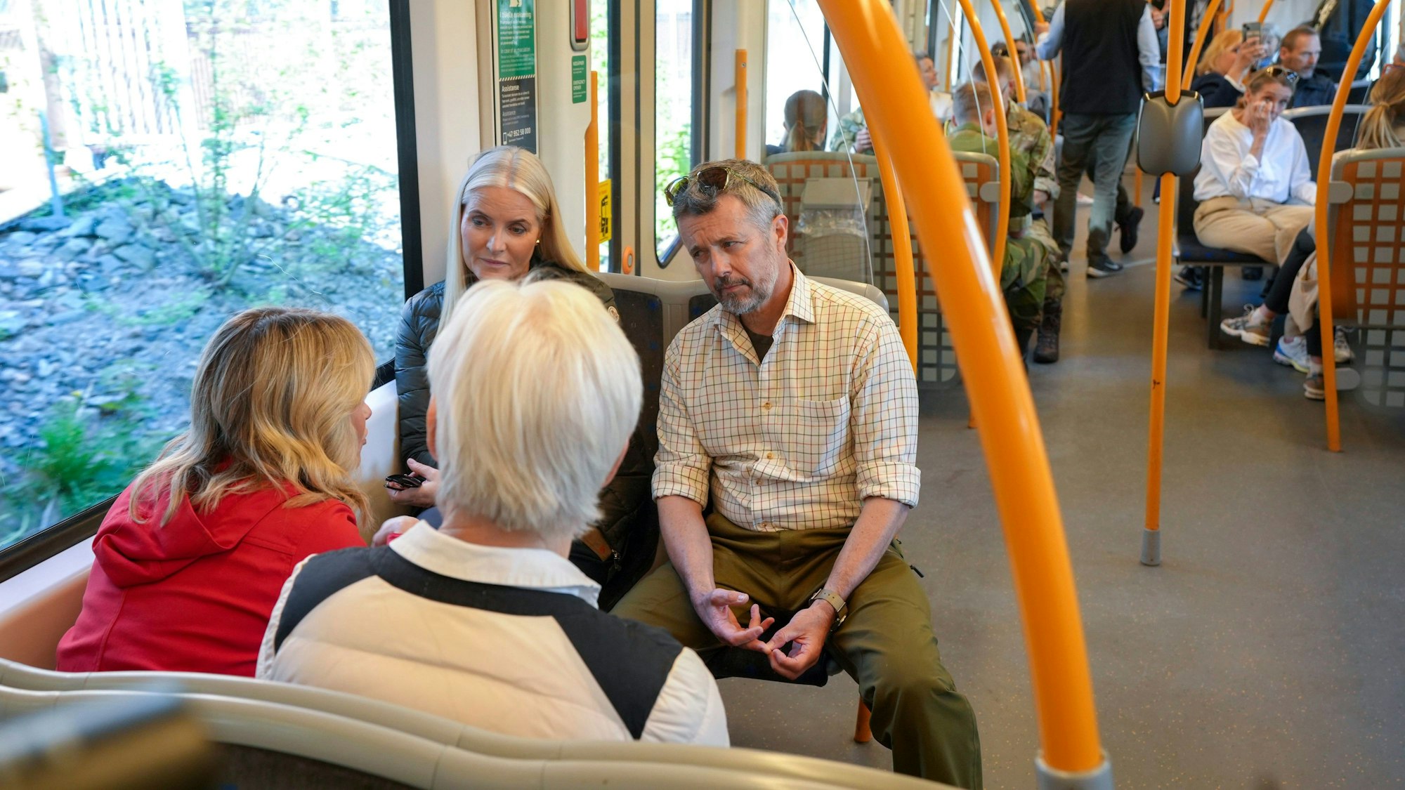 Der dänische König Frederik X. sitzt mit der norwegischen Kronprinzessin Mette-Marit zusammen, als sie zusammen mit der dänischen Königin Mary und dem norwegischen Kronprinzen Haakon mit der U-Bahn nach Ulsrudvann in Oslo fahren.