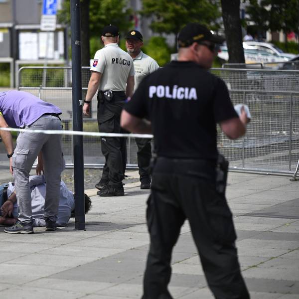 Polizisten nehmen Juraj C. fest, nachdem der slowakische Ministerpräsident Fico nach einer Kabinettssitzung in der Stadt Handlova angeschossen und verletzt worden war.