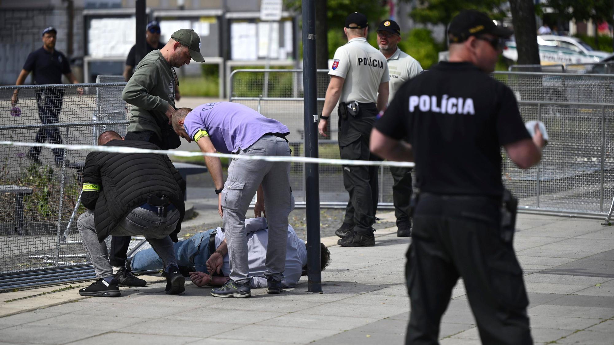 Polizisten nehmen Juraj C. fest, nachdem der slowakische Ministerpräsident Fico nach einer Kabinettssitzung in der Stadt Handlova angeschossen und verletzt worden war.