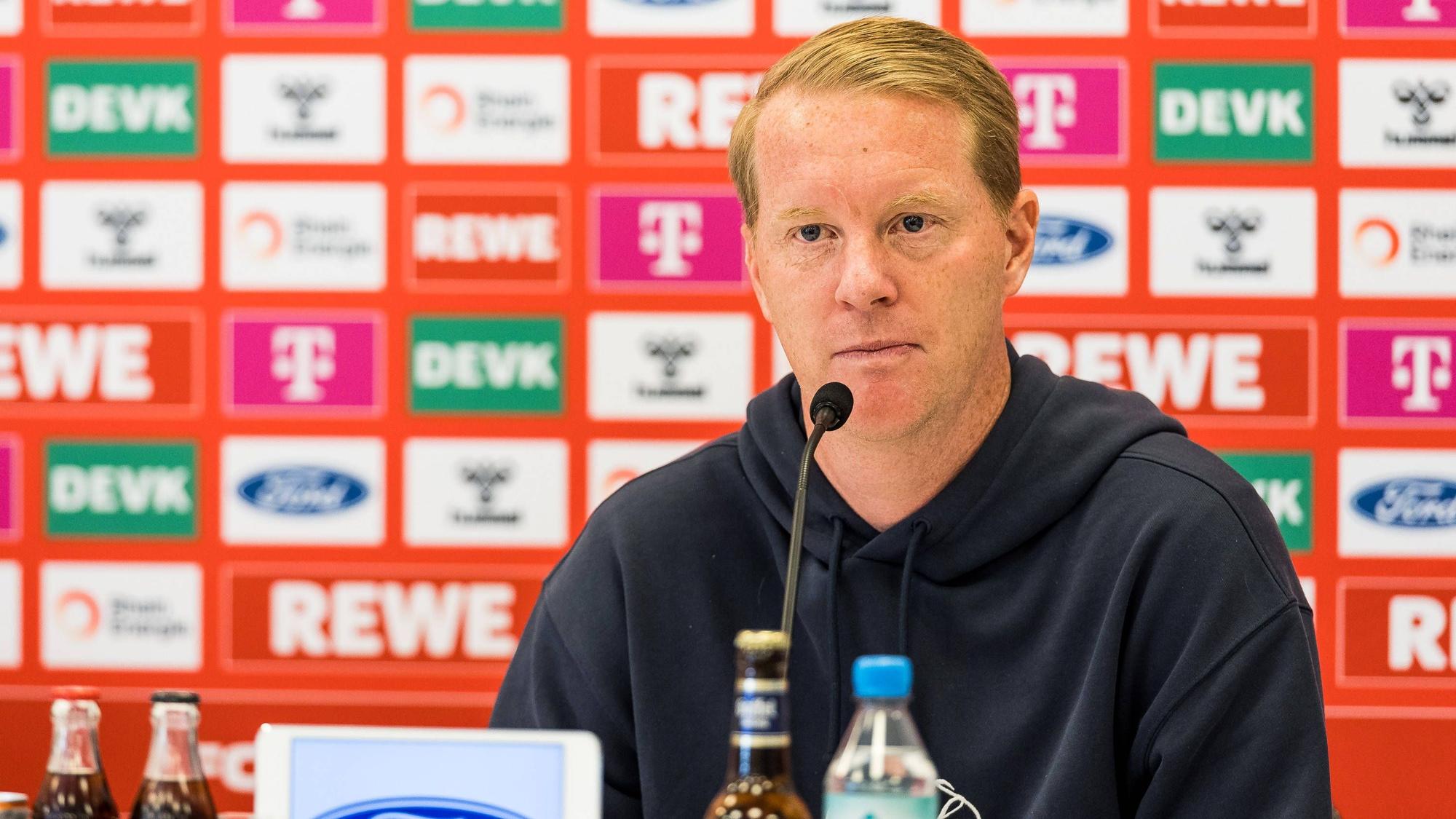 FC-Trainer Timo Schultz spricht auf der Pressekonferenz vor dem Bundesliga-Finale beim 1. FC Heidenheim.