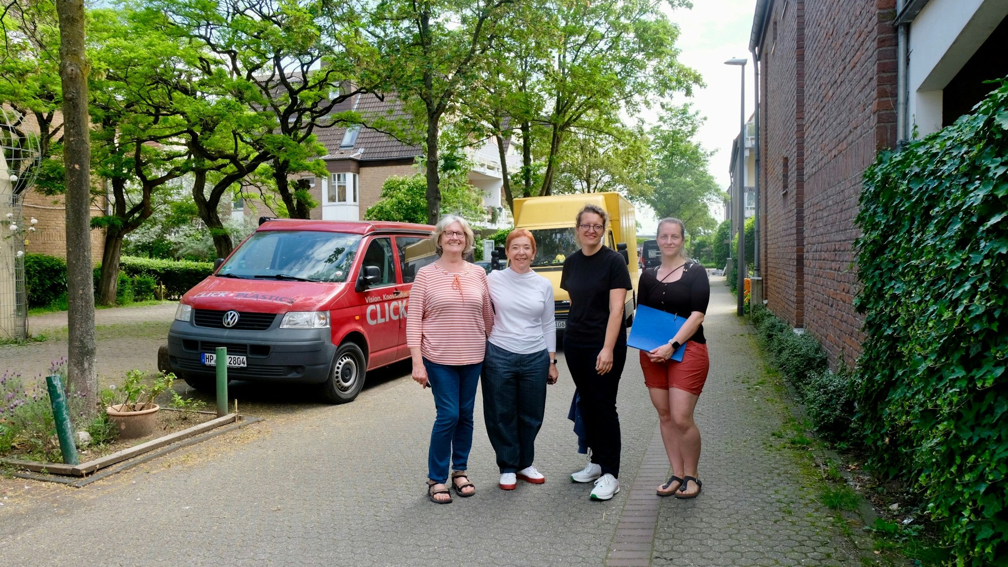 Die Anwohnerinnen Renate Meyer, Lale Akgün, Sonja Gipper und Martina Brühl stehen auf dem verkehrsberuhigten Teil der Würselener Straße mit den dort parkenden Autos. Foto von Susanne Esch