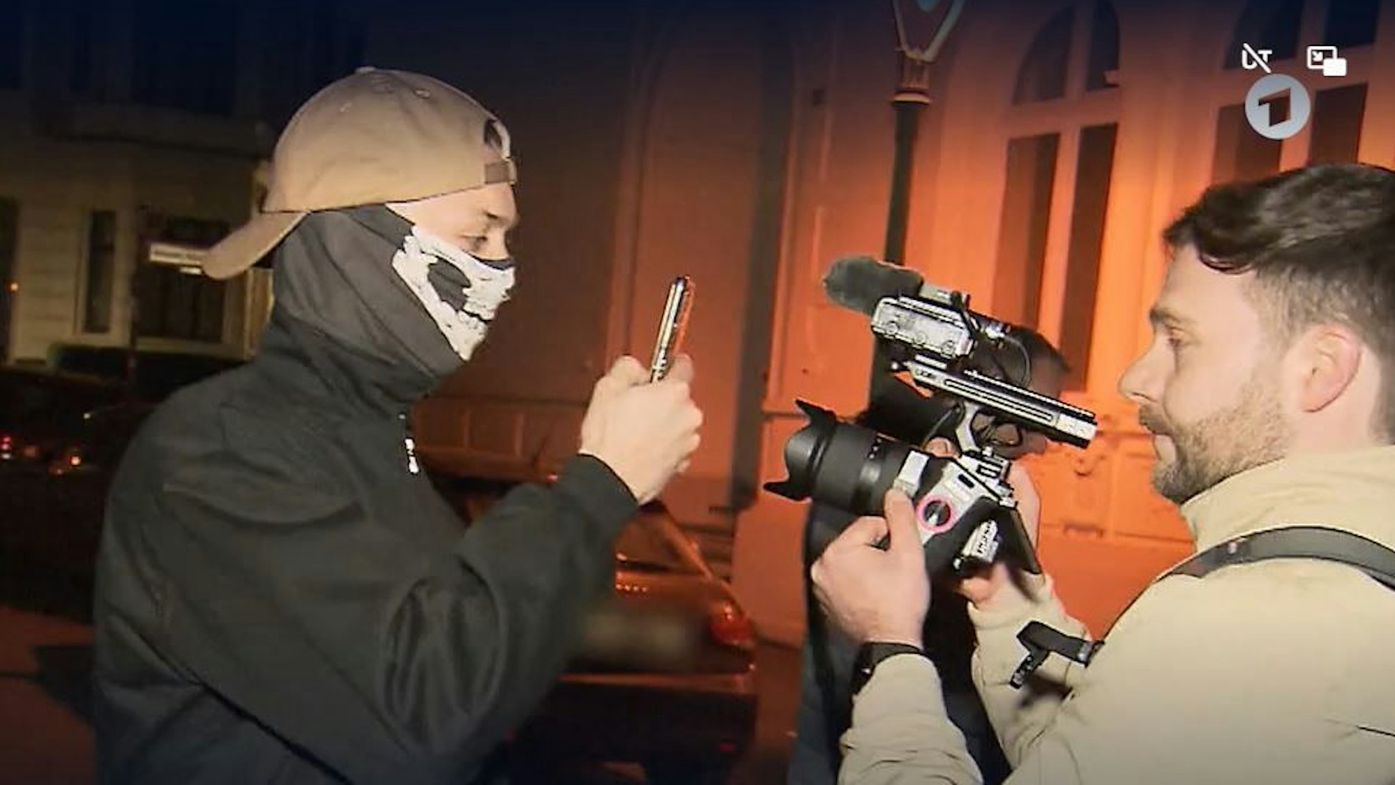 Die Szene vor dem Burschenschaftshaus in Bonn drohte zu eskalieren.