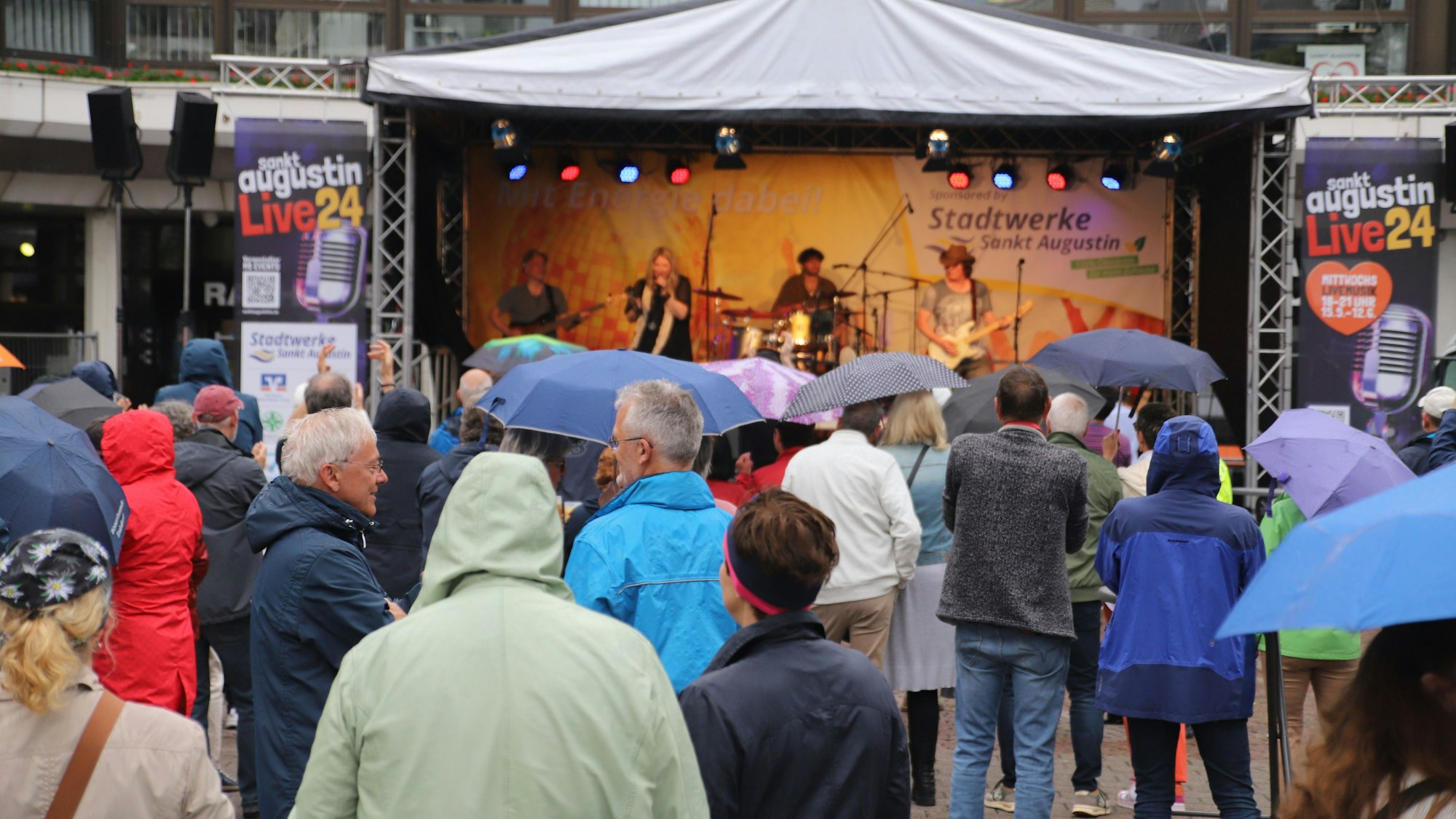 Zum Auftakt der Open-Air-Konzerte auf der Sankt Augustiner Marktplatte spielte "Jack is back".