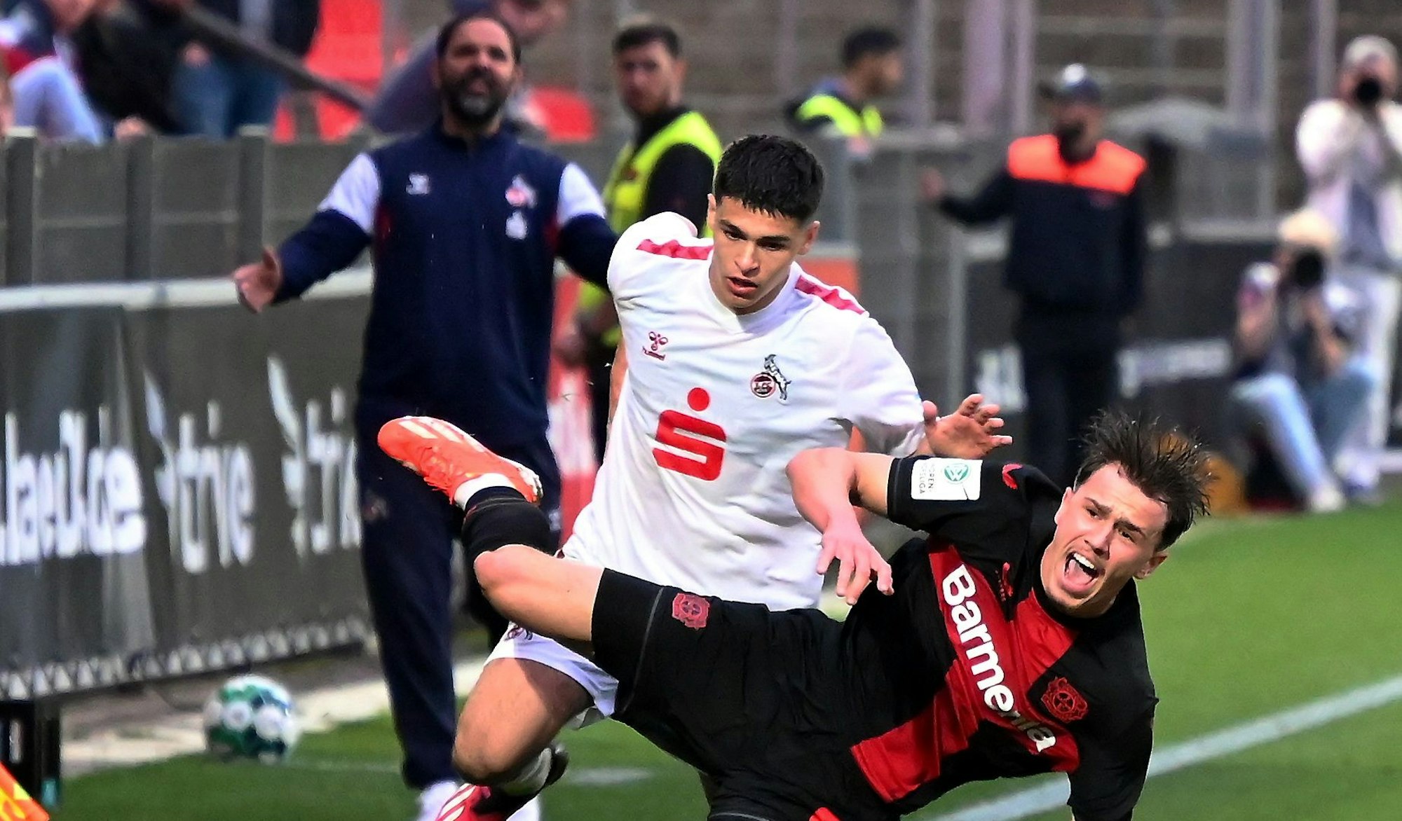 15.05.2024, Fussball-A-Junioren FVM-Pokal
Bayer 04 Leverkusen - 1.FC Köln
vorne: Noah Pesch (Bayer)
hinten: San-Luca Spitali (Köln)
Foto: Uli Herhaus
