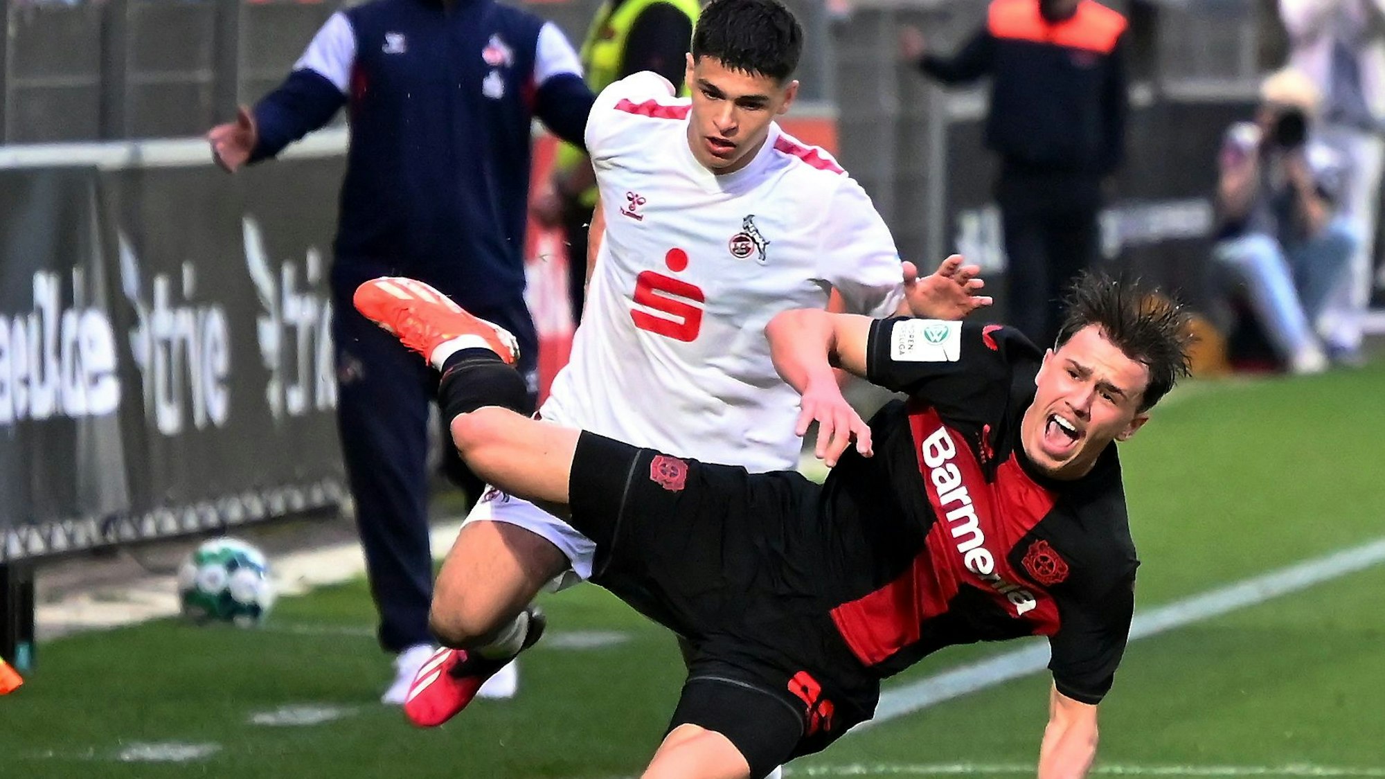 15.05.2024, Fussball-A-Junioren FVM-Pokal
Bayer 04 Leverkusen - 1.FC Köln
vorne: Noah Pesch (Bayer)
hinten: San-Luca Spitali (Köln)
Foto: Uli Herhaus