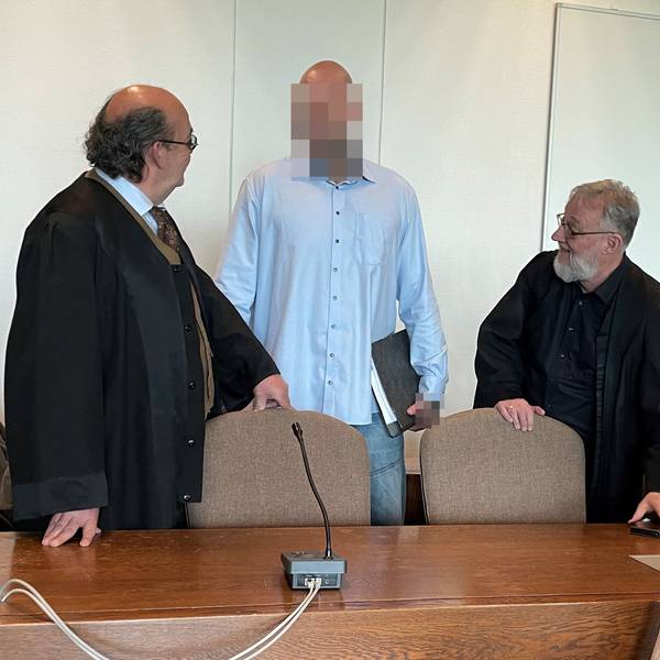 Einer der Angeklagten mit den Verteidigern Uwe Krechel und Thomas Ohm beim Prozessauftakt im Kölner Landgericht