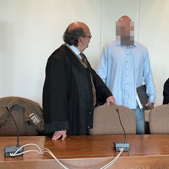 Einer der Angeklagten mit den Verteidigern Uwe Krechel und Thomas Ohm beim Prozessauftakt im Kölner Landgericht