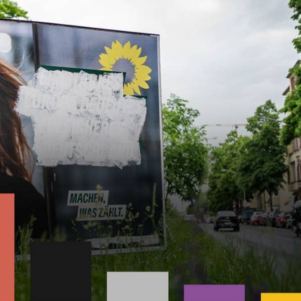 Ein Plakat mit dem Bild von Terry Reintke, Spitzenkandidatin der Grünen für die Europawahl, ist mit weißer Farbe überstrichen worden.