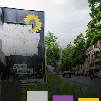 Ein Plakat mit dem Bild von Terry Reintke, Spitzenkandidatin der Grünen für die Europawahl, ist mit weißer Farbe überstrichen worden.