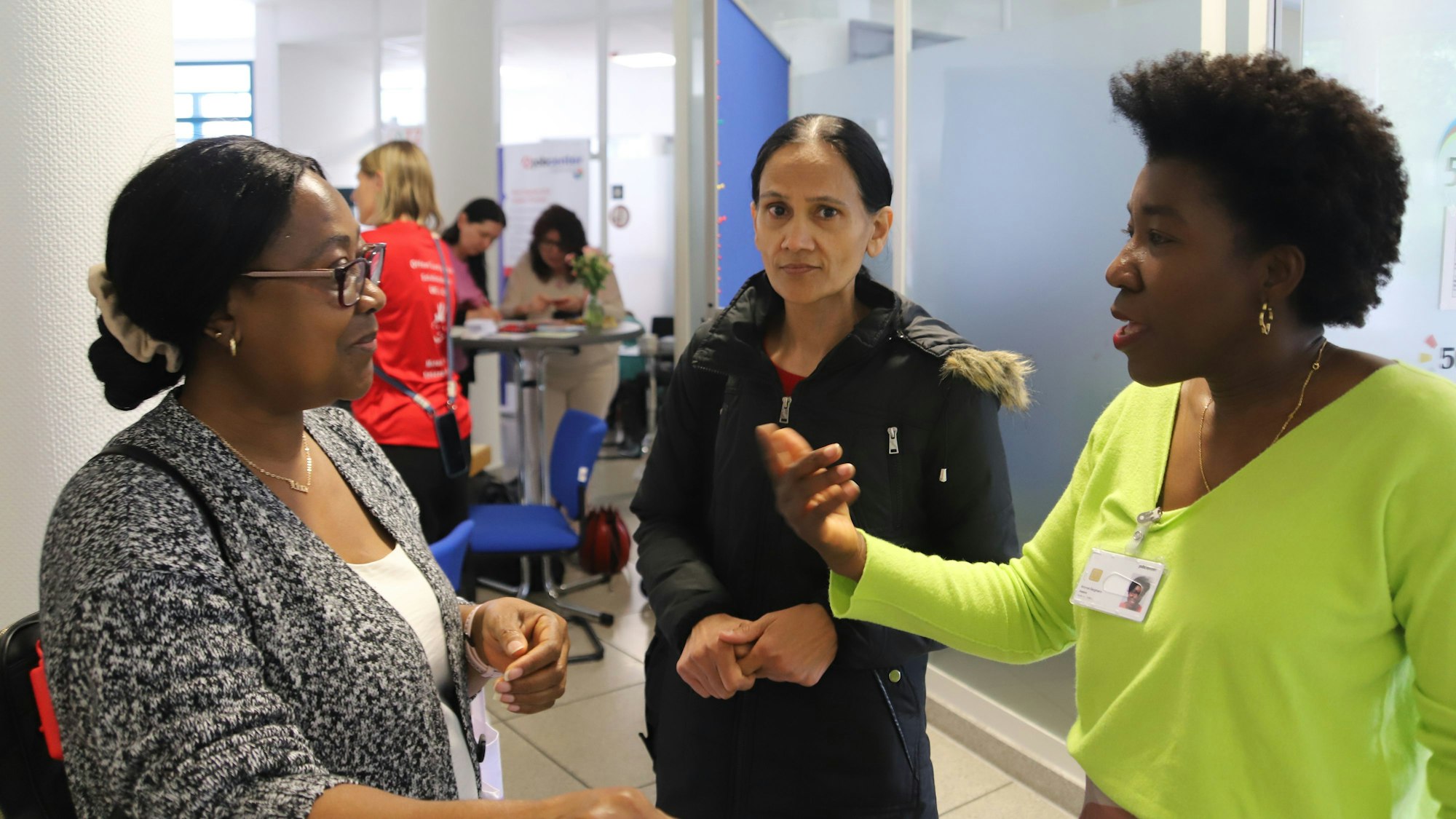 Eine Jobcenter-Beraterin spricht mit zwei interessierten Frauen.