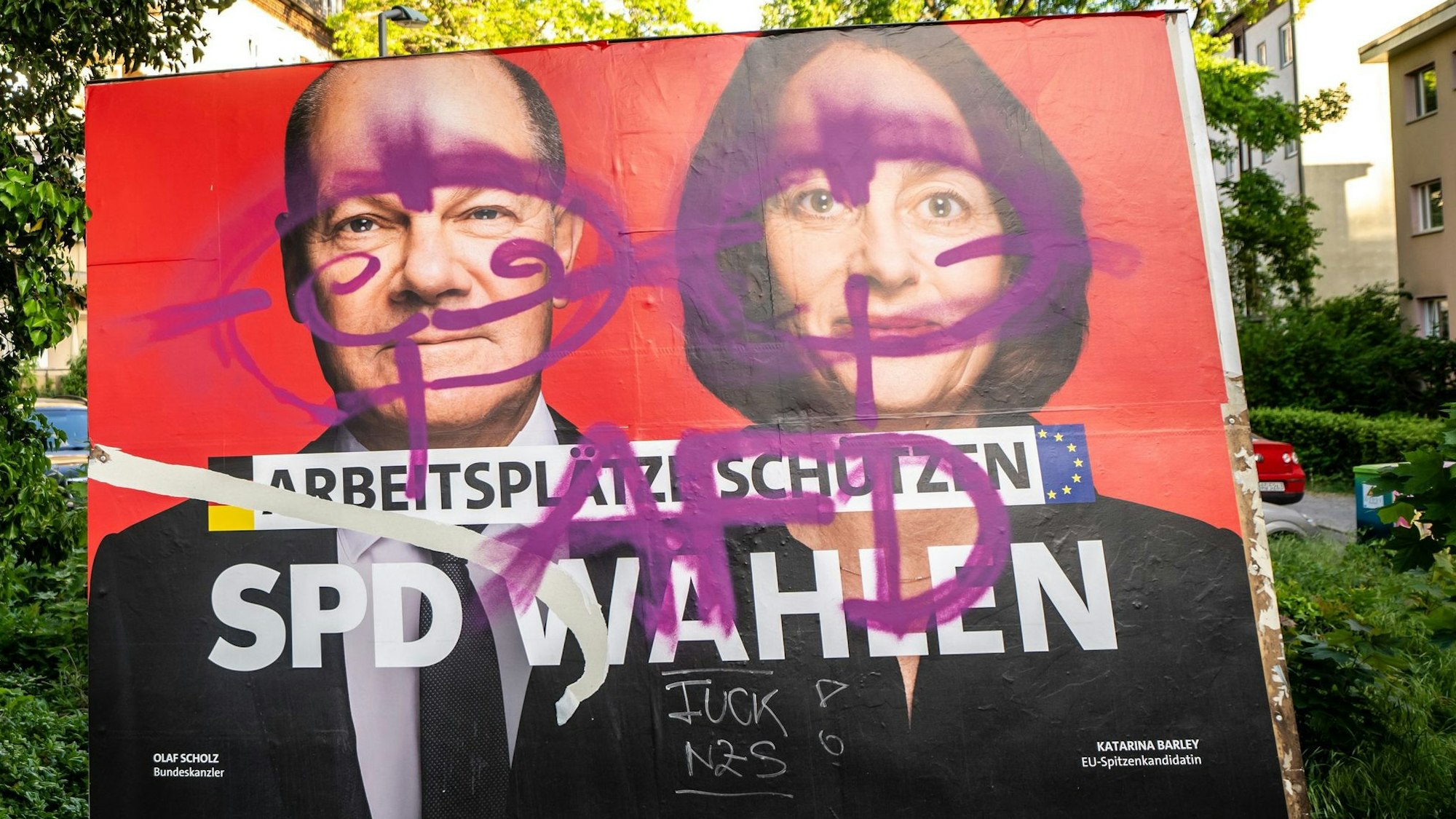 Ein SPD-Wahlplakat mit dem Bild von Olaf Scholz und Katarina Barley für die Europawahl ist in Berlin Tempelhof mit AfD überschmiert.