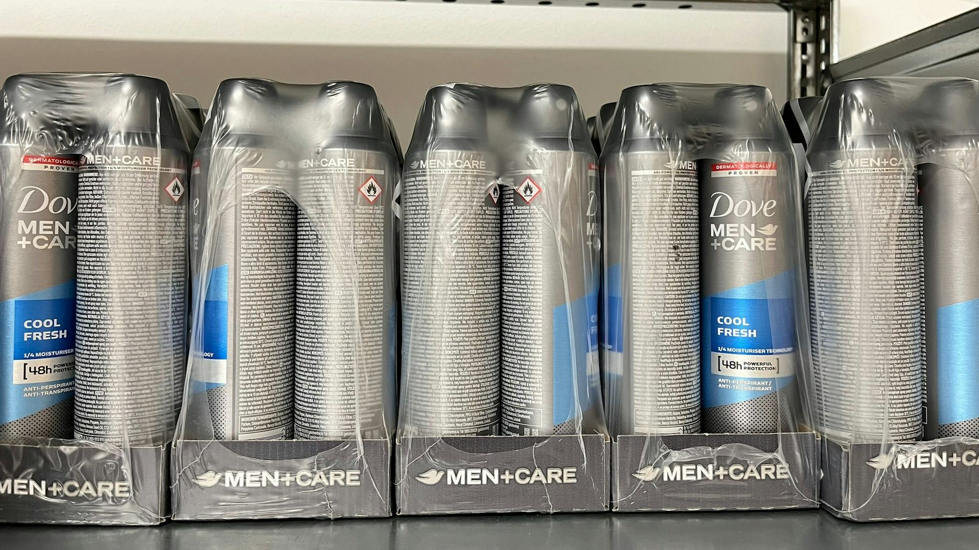 Auch Deos oder andere Drogerieartikel landen immer wieder in der Asservatenkammer. Sie sind mal gefälscht, mal verstoßen sie gegen die Produktsicherheit.