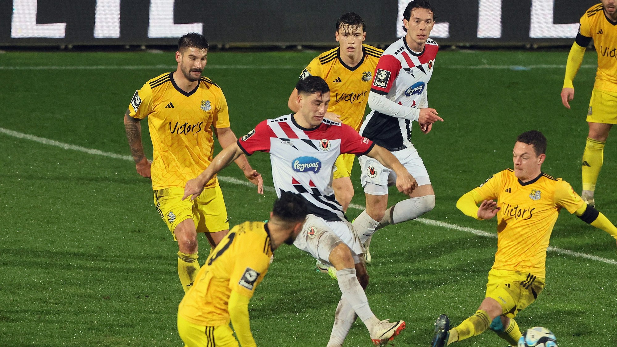 FC Viktoria Köln vs. Saarbrücken, 3. Liga, Mitte: Stefano Russo (Viktoria), 21.02.2024, Bild: Herbert Bucco