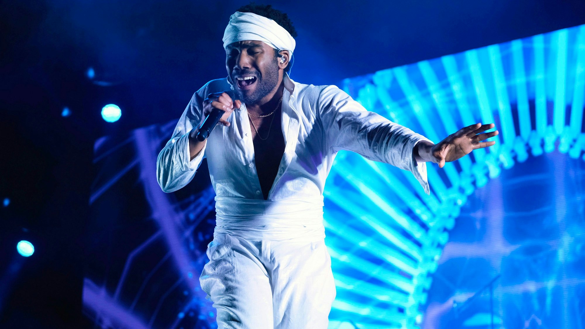 Childish Gambino im weißen Outfit auf der Bühne