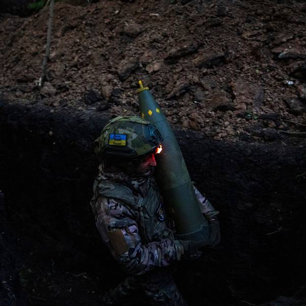 Ein ukrainischer Soldat der 148. separaten Artilleriebrigade der Luftangriffskräfte der Streitkräfte der Ukraine trägt eine Granate, während er sich mit Kameraden darauf vorbereitet, eine leichte Schlepphaubitze vom Typ M777 auf russische Stellungen abzufeuern. (Symbolbild)