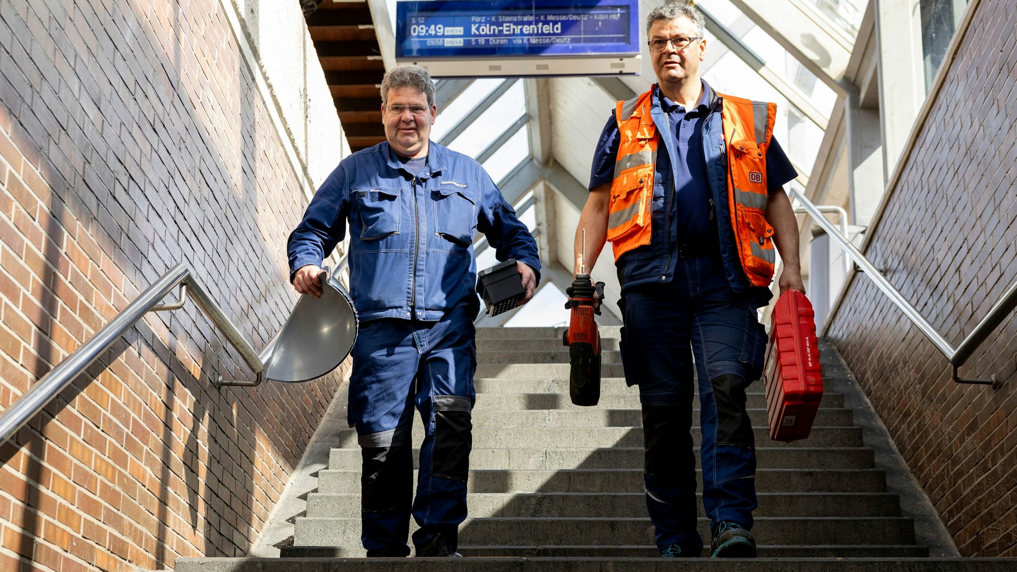 16.05.2024, Köln: Die Hausmeister der DB-Bahnhöfe.
Die Stationsinspekteure der Deutschen Bahn Jens Papert (orangene Weste) und Jürgen Kerp inspizieren und reparieren am S-Bahnhof Porz-Wahn.
Foto: Michael Bause