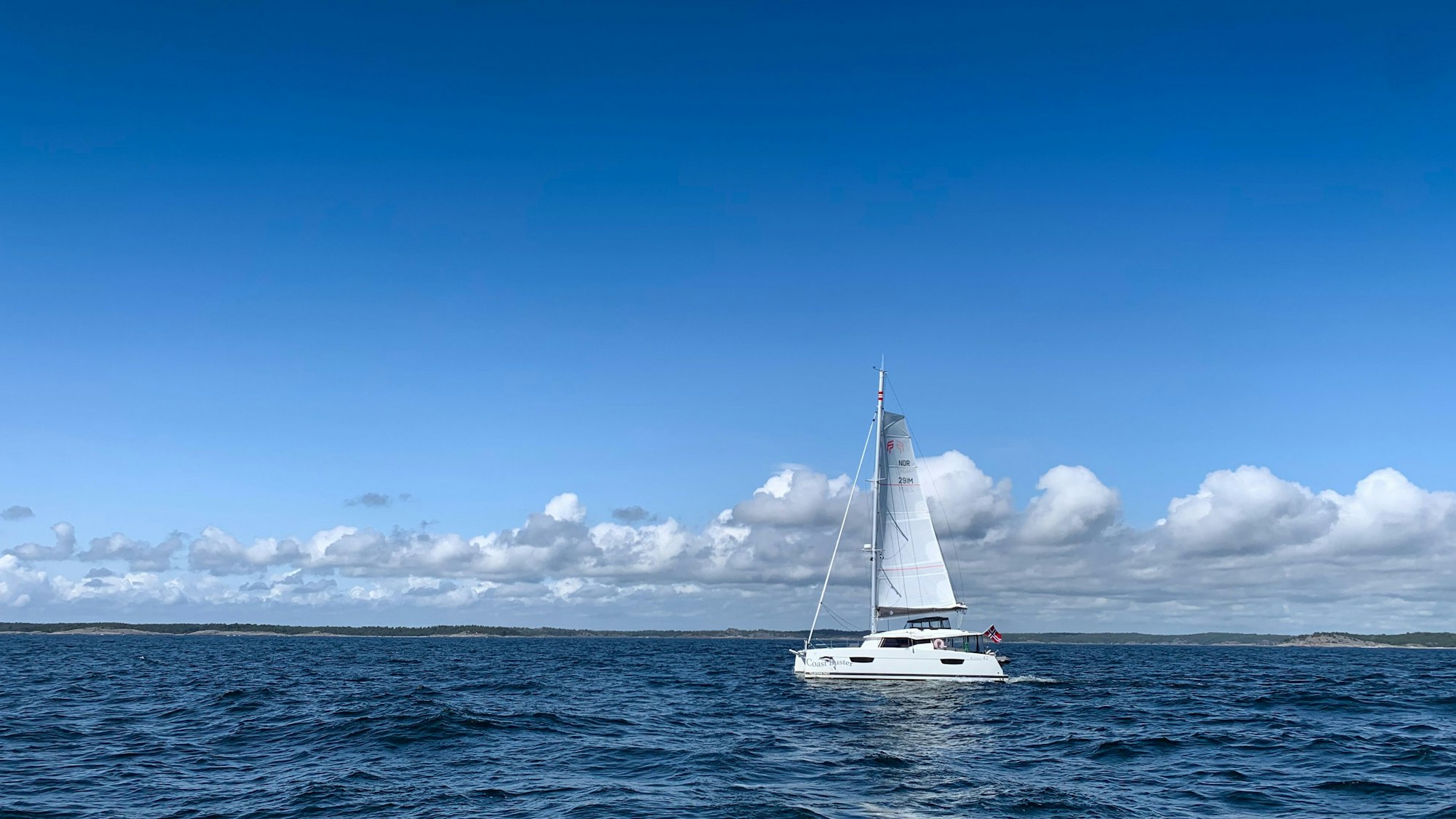 Ein Katamaran fährt über die Ostsee. Zwei Männer, die in einem vergleichbaren Boot saßen, mussten ums Überleben kämpfen, nachdem ihr Katamaran gekentert war.