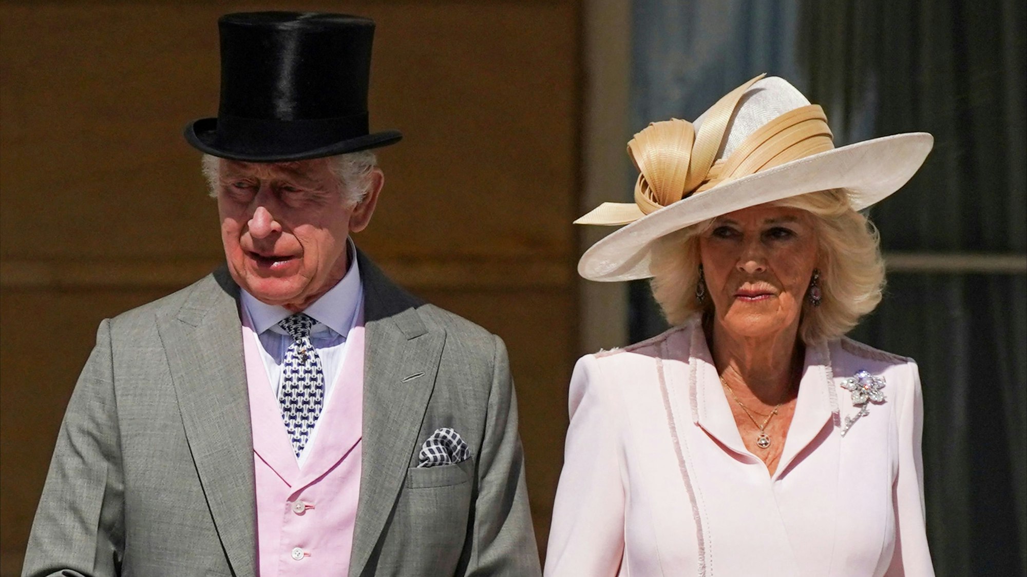 König Charles und Königin Camilla bei einer Gartenparty im Buckingham Palace.