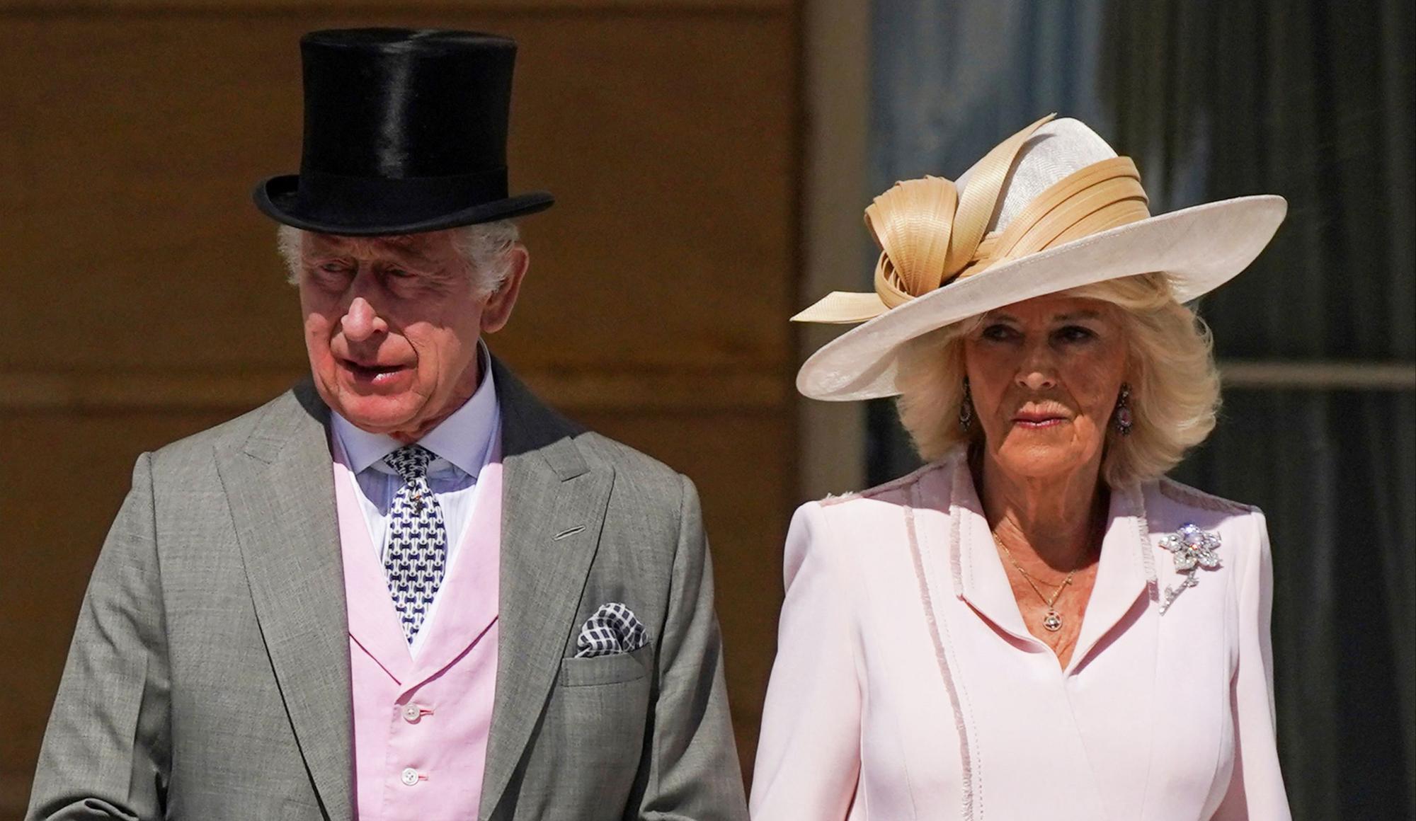 König Charles und Königin Camilla bei einer Gartenparty im Buckingham Palace.
