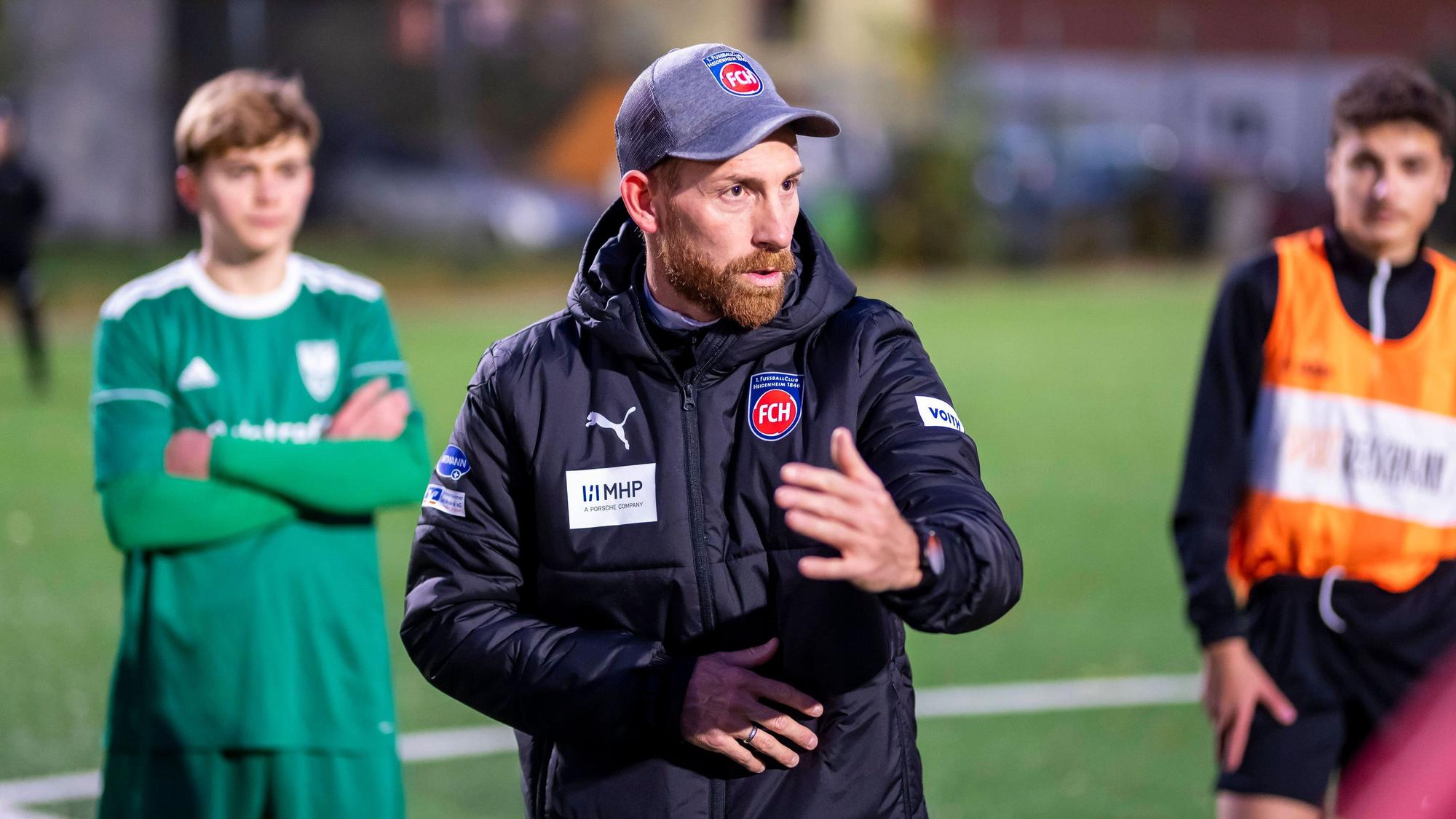 Marc Schnatterer leitet ein Training der U19 des 1. FC Heidenheim.