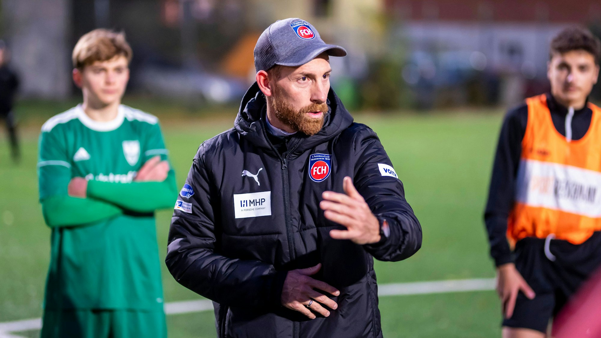 Marc Schnatterer leitet ein Training der U19 des 1. FC Heidenheim.