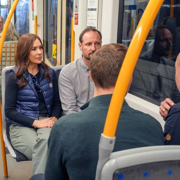Die dänische Königin Mary sitzt mit dem norwegischen Kronprinzen Haakon zusammen, während sie mit dem dänischen König Frederik X. und der Kronprinzessin Mette-Marit mit der U-Bahn nach Ulsrudvann in Oslo fahren.