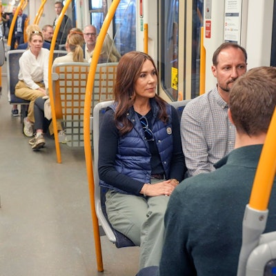 Die dänische Königin Mary sitzt mit dem norwegischen Kronprinzen Haakon zusammen, während sie mit dem dänischen König Frederik X. und der Kronprinzessin Mette-Marit mit der U-Bahn nach Ulsrudvann in Oslo fahren.