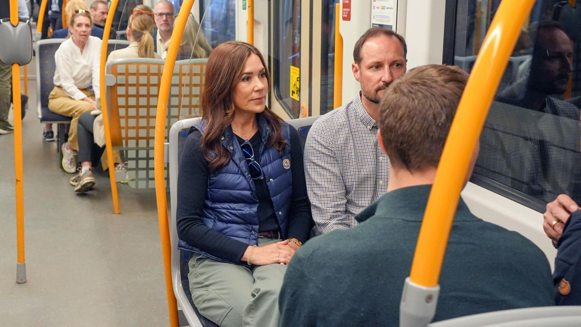 Die dänische Königin Mary sitzt mit dem norwegischen Kronprinzen Haakon zusammen, während sie mit dem dänischen König Frederik X. und der Kronprinzessin Mette-Marit mit der U-Bahn nach Ulsrudvann in Oslo fahren.