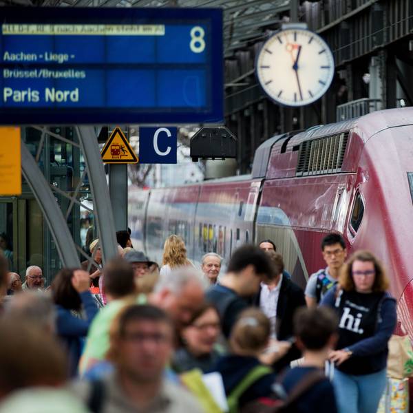 Ein Thalys fährt am Kölner Hauptbahnhof ein. Der Hochgeschwindigkeitszug fährt bis zum Gare du Nord in Paris. In den nächsten Jahren will Eurostar die Züge durch neue Hochgeschwindigkeitszüge ersetzen.