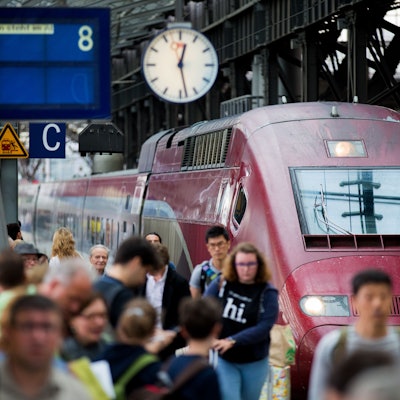 Ein Thalys fährt am Kölner Hauptbahnhof ein. Der Hochgeschwindigkeitszug fährt bis zum Gare du Nord in Paris. In den nächsten Jahren will Eurostar die Züge durch neue Hochgeschwindigkeitszüge ersetzen.