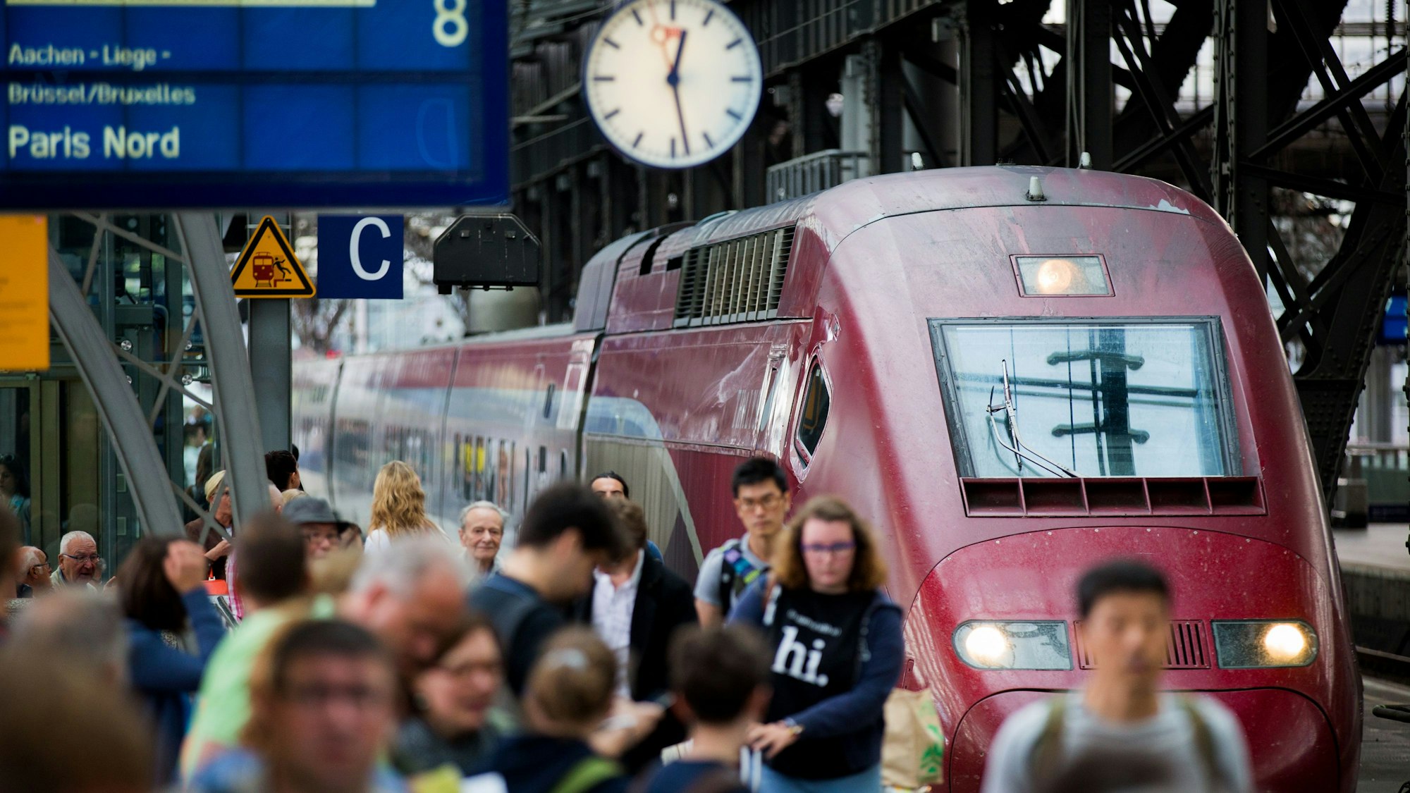 Ein Thalys fährt am Kölner Hauptbahnhof ein. Der Hochgeschwindigkeitszug fährt bis zum Gare du Nord in Paris. In den nächsten Jahren will Eurostar die Züge durch neue Hochgeschwindigkeitszüge ersetzen.