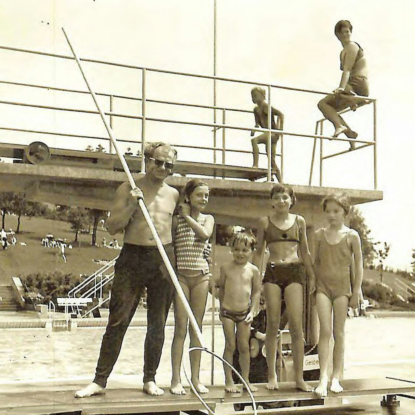 Schwimmmeister Liersam steht mit Badegästen am Drei-Meter-Brett in der Badesaison 1966.