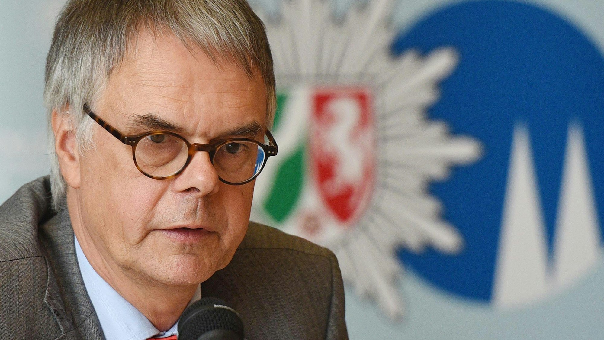 Nordrhein-Westfalen, Köln: Wolfgang Albers, damals Kölner Polizeipräsident, spricht bei einer Pressekonferenz. Laut Urteil des Bundesverfassungsgerichts darf das Land NRW Polizeipräsidenten nicht jederzeit in den Ruhestand versetzen