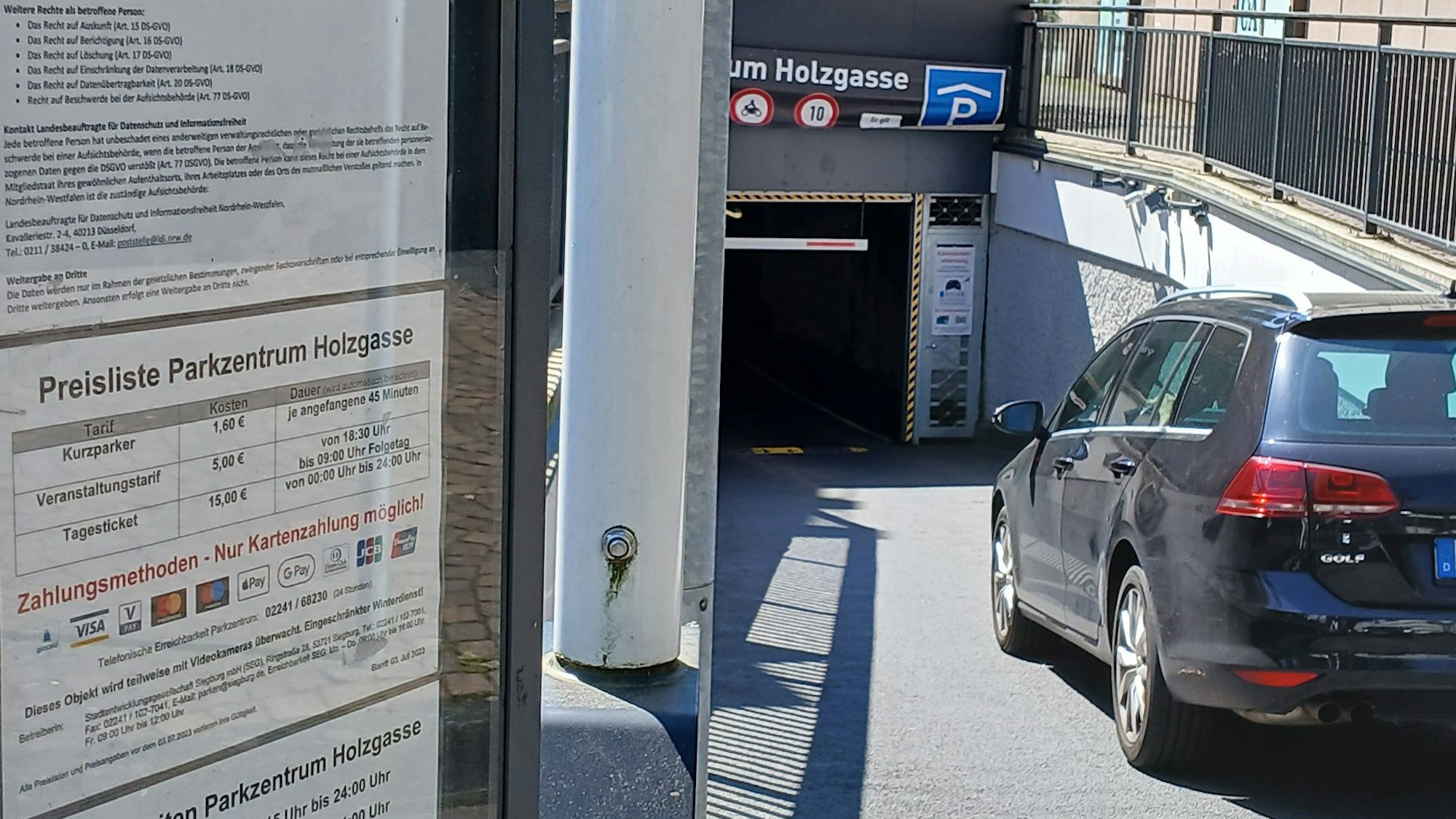 Eine Gebührentafel neben der Einfahrt zu einer Tiefgarage