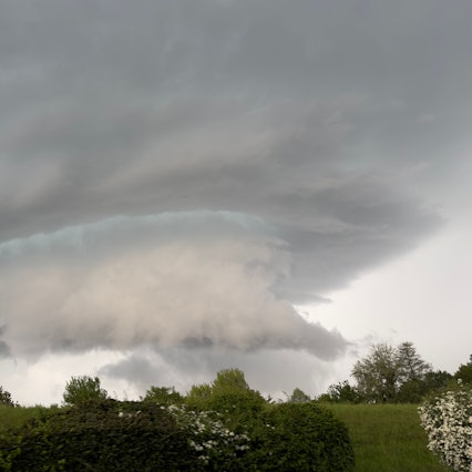 ARCHIV - 05.05.2023, Baden-Württemberg, Emmendingen: Eine Unwetterzelle baut sich über Emmendingen auf. Der Deutsche Wetterdienst warnte vor Unwettern in Teilen Baden-Württembergs. (zu dpa: «Unwetterwarnung: Gewitter mit ergiebigem Starkregen im Südwesten») Foto: Philipp von Ditfurth/dpa +++ dpa-Bildfunk +++