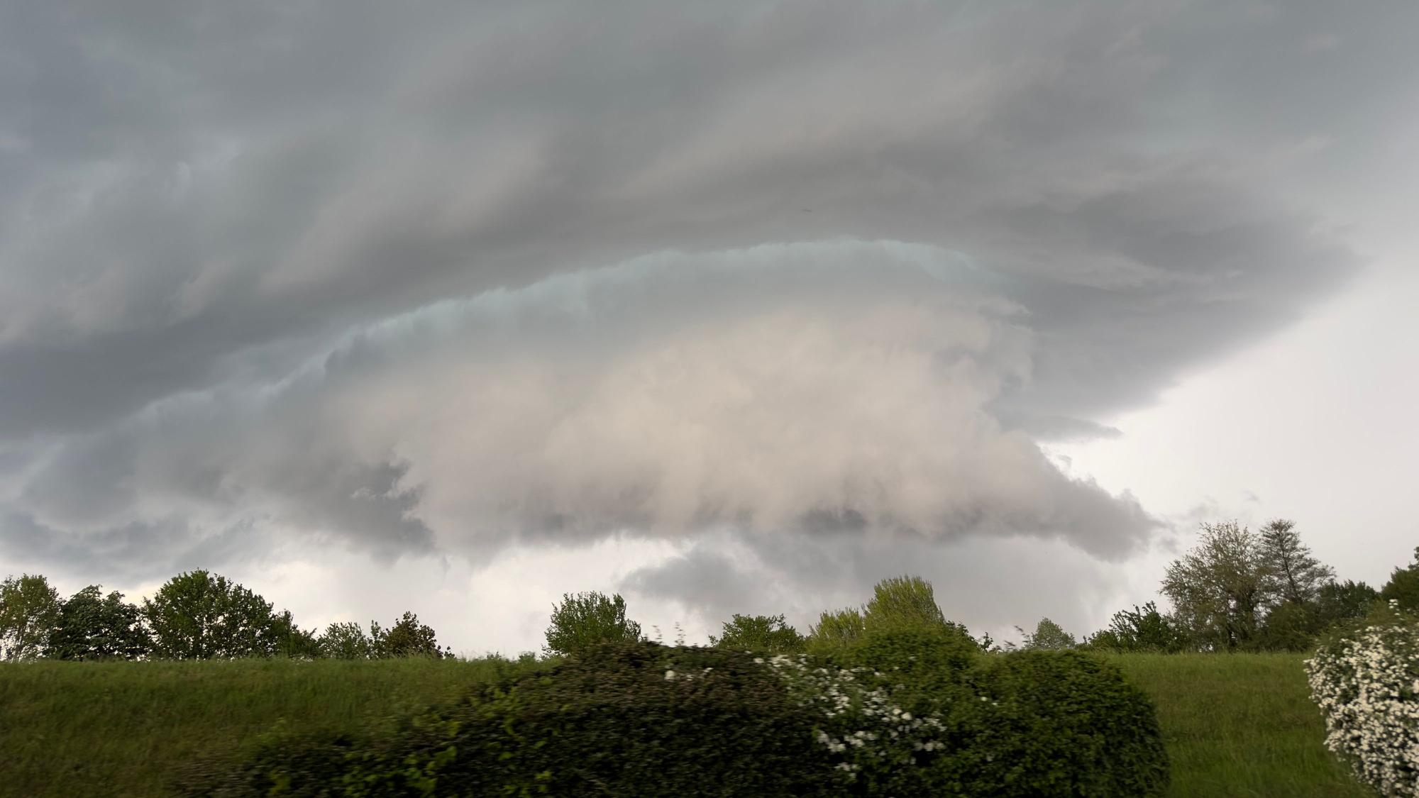 ARCHIV - 05.05.2023, Baden-Württemberg, Emmendingen: Eine Unwetterzelle baut sich über Emmendingen auf. Der Deutsche Wetterdienst warnte vor Unwettern in Teilen Baden-Württembergs. (zu dpa: «Unwetterwarnung: Gewitter mit ergiebigem Starkregen im Südwesten») Foto: Philipp von Ditfurth/dpa +++ dpa-Bildfunk +++