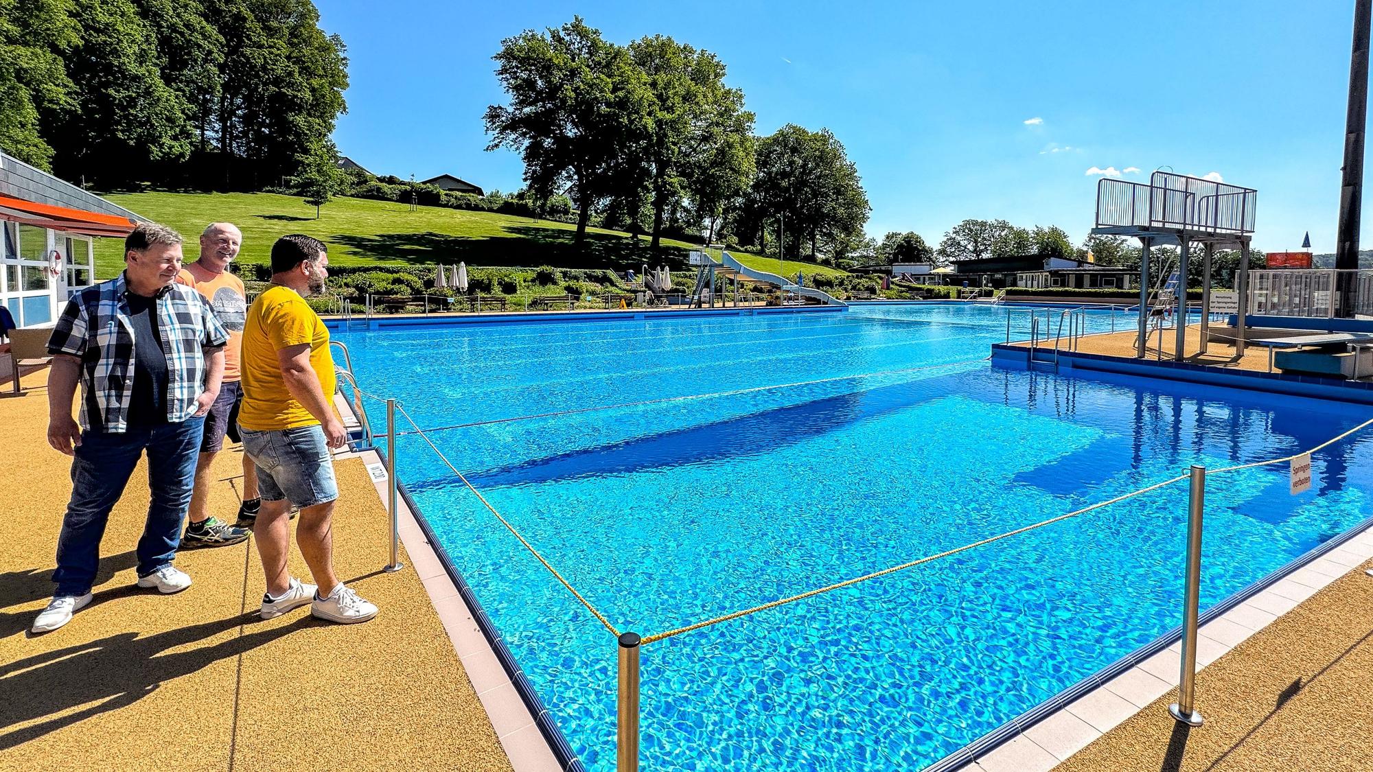 Schwimmmeister Andreas Englert macht noch einen Rundgang mit den beiden Fördervereins-Vorständen Rainer Hans und Matthias Haas.