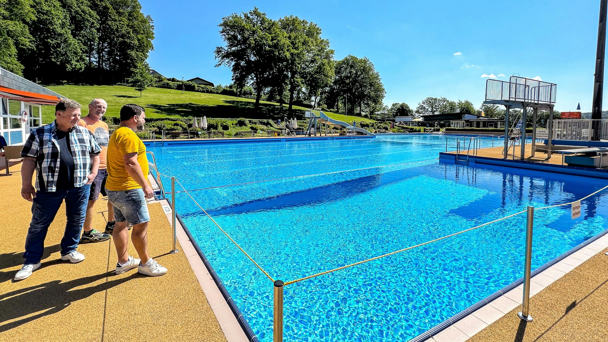 Schwimmmeister Andreas Englert macht noch einen Rundgang mit den beiden Fördervereins-Vorständen Rainer Hans und Matthias Haas.