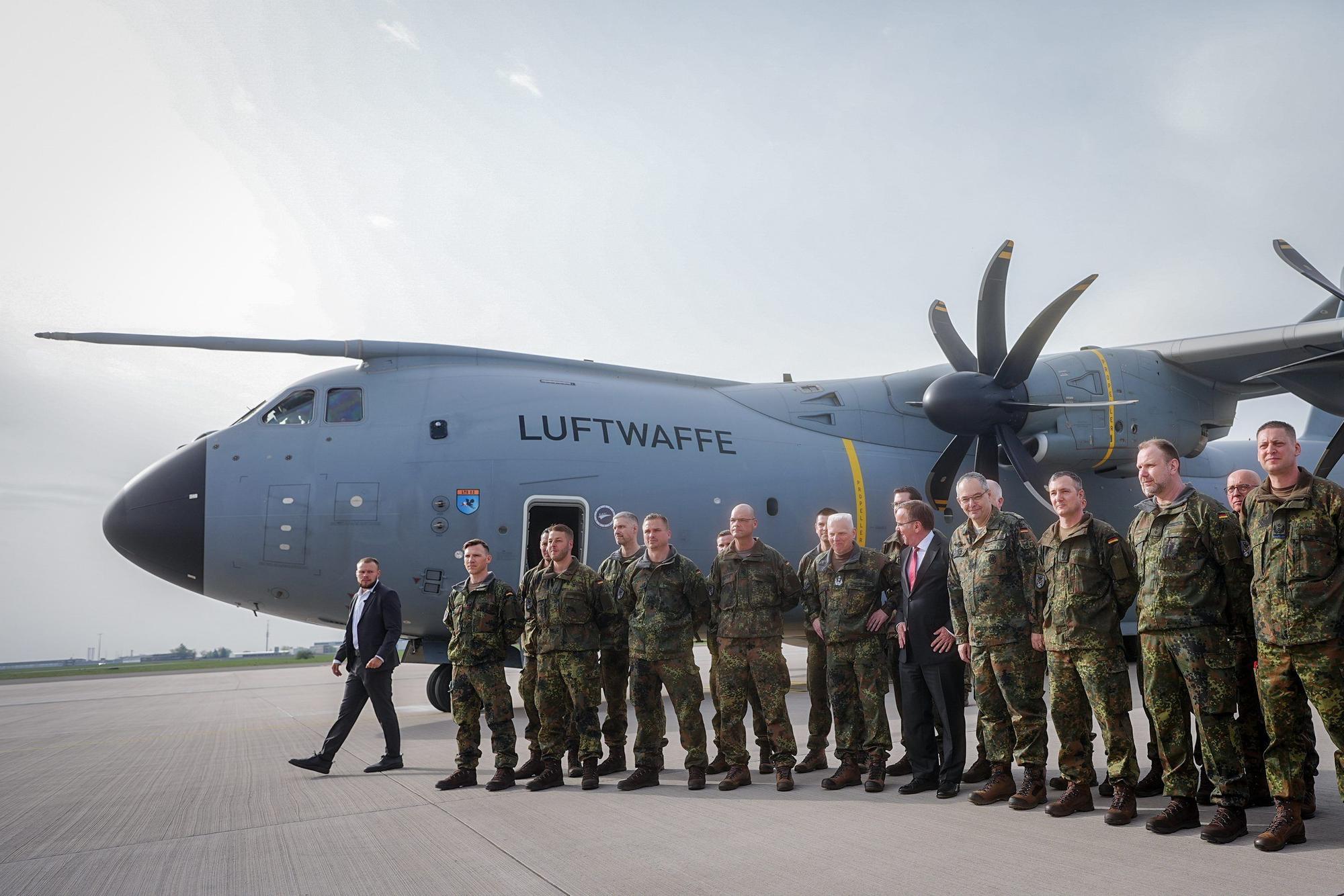 Verteidigungsminister Boris Pistorius (M, SPD), hier bei der Verabschiedung des Vorkommandos der Brigade Litauen auf dem militärischen Teil des Flughafens Berlin-Brandenburg, ist bei Wählerinnen und Wählern beliebt. Er steht für seinen Auftrag, die Bundeswehr wieder kampffähig zu machen, ein.