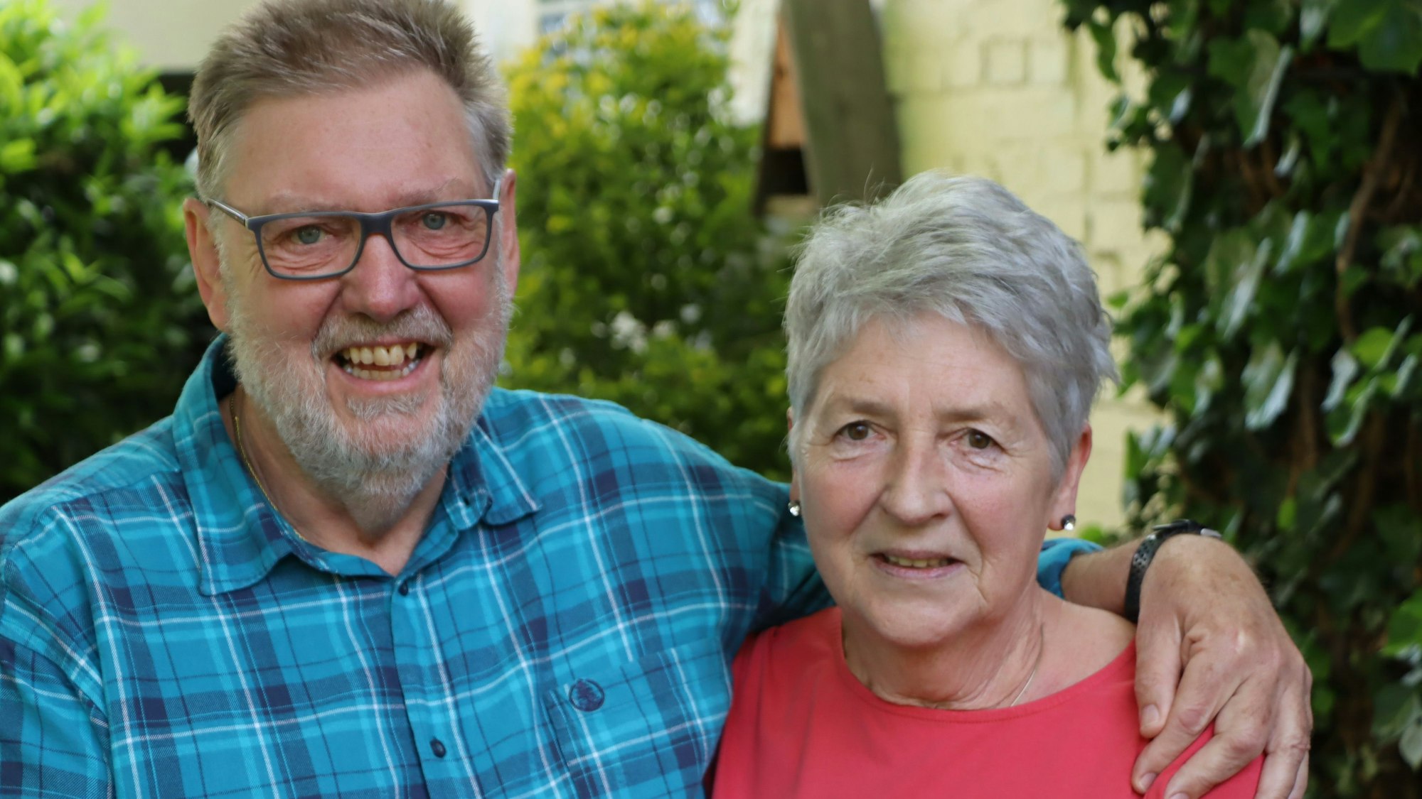 Ein Mann und eine Frau lächeln.