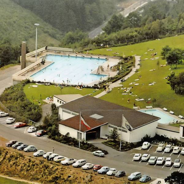 Ein Luftbild zeigt das Freibad in Engelskirchen im Jahr 1967.