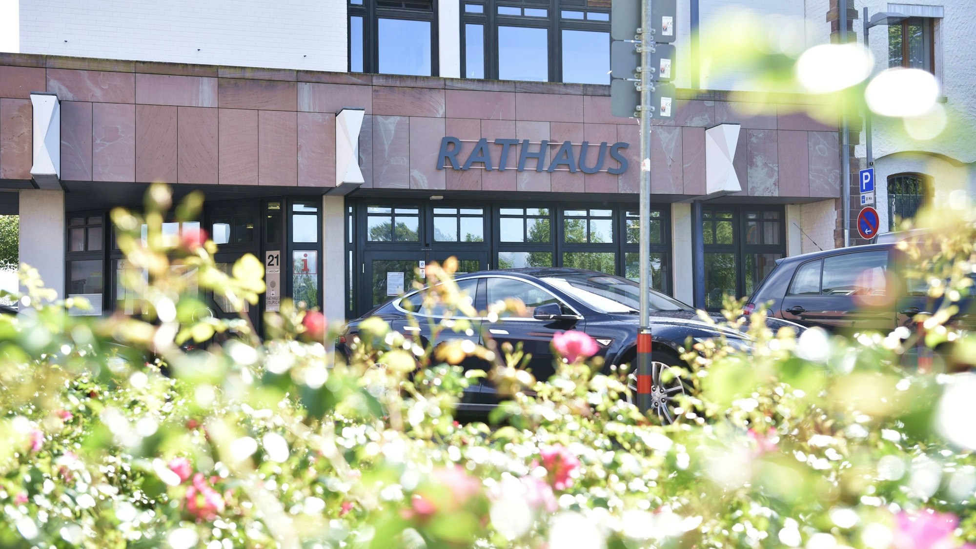 Das Bild zeigt den Eingang des Zülpicher Rathauses im Frühsommer.