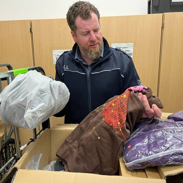 Jens Ahland, Pressesprecher des Hauptzollamts Köln, öffnet er ein Paket des chinesischen Versenders Pandabuy.