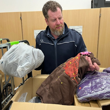 Jens Ahland, Pressesprecher des Hauptzollamts Köln, öffnet er ein Paket des chinesischen Versenders Pandabuy.