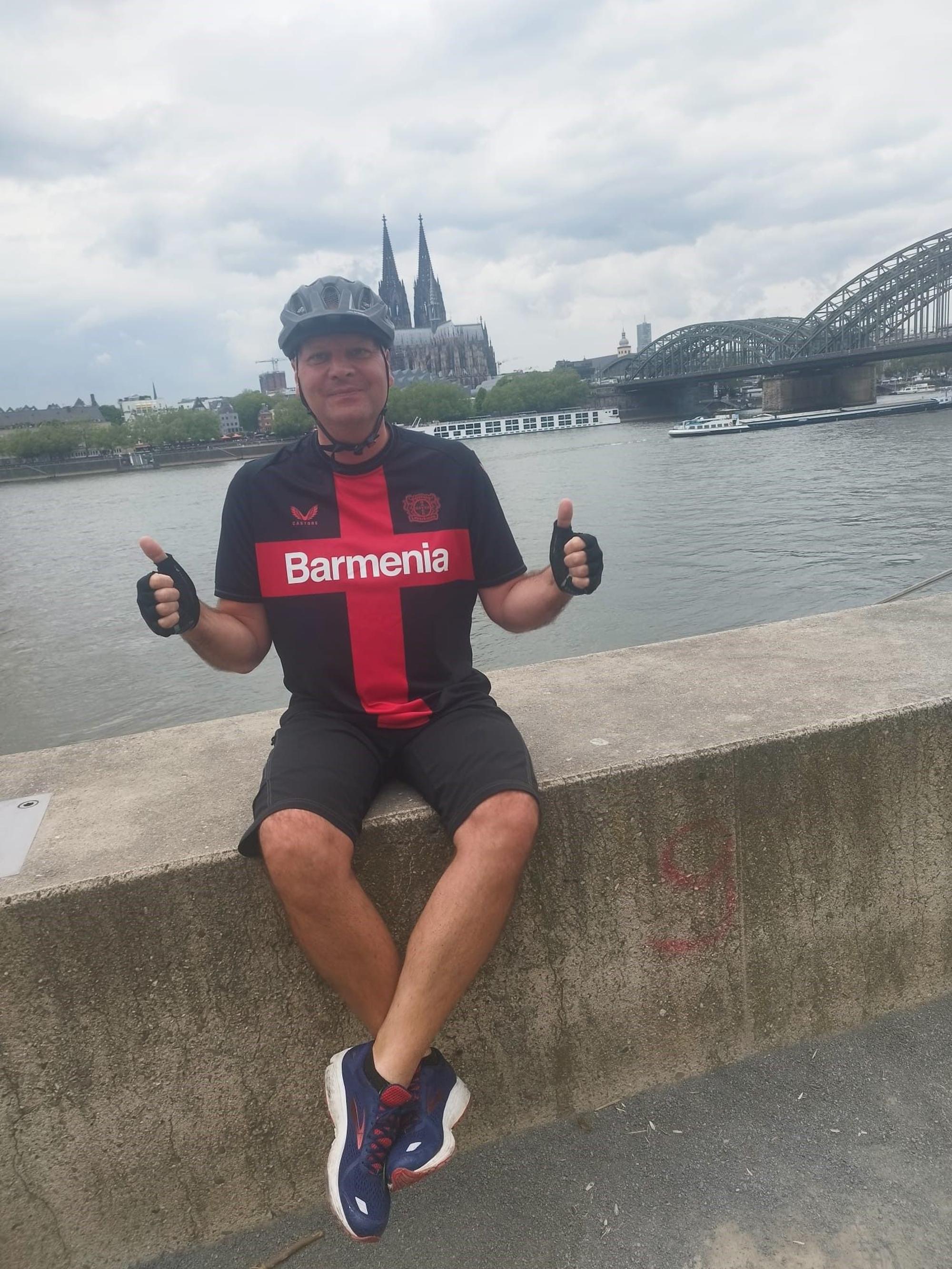 Das Versprechen, mit dem Rad nach Leverkusen zu fahren, gab Bea schon bei seinem Umzug nach Nürnberg.