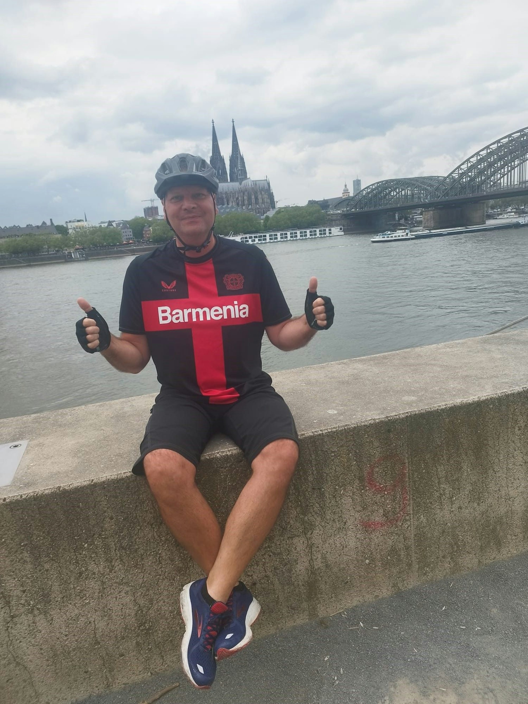 Das Versprechen, mit dem Rad nach Leverkusen zu fahren, gab Bea schon bei seinem Umzug nach Nürnberg.