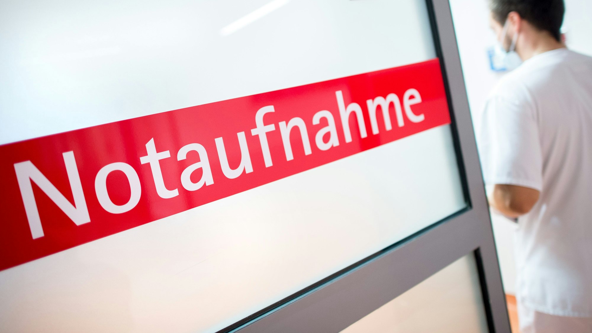 Ein Pfleger betritt die Notaufnahme.